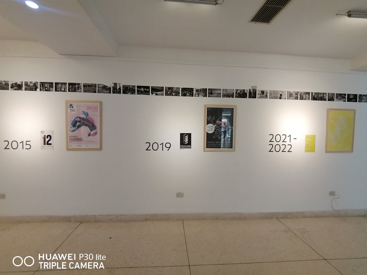OmarValinoCedre's tweet photo. Bajaba a pie x La Rampa esta tarde cuando el aviso en los cristales del @MinrexCpi me recordó la expo de carteles d la Bienal cuya apertura había visto en la TV.
Entré y ante la marca de cada edición, la memoria hizo lo suyo: recorrí estas décadas de Bienal de La Habana. Gracias. https://t.co/UMKQkUtTqo