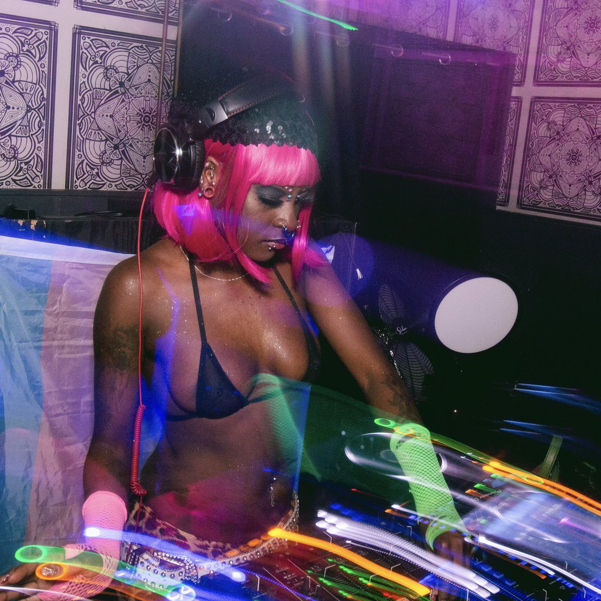 queerm0m's tweet image. ur girlfriends favorite dj 🎧💘