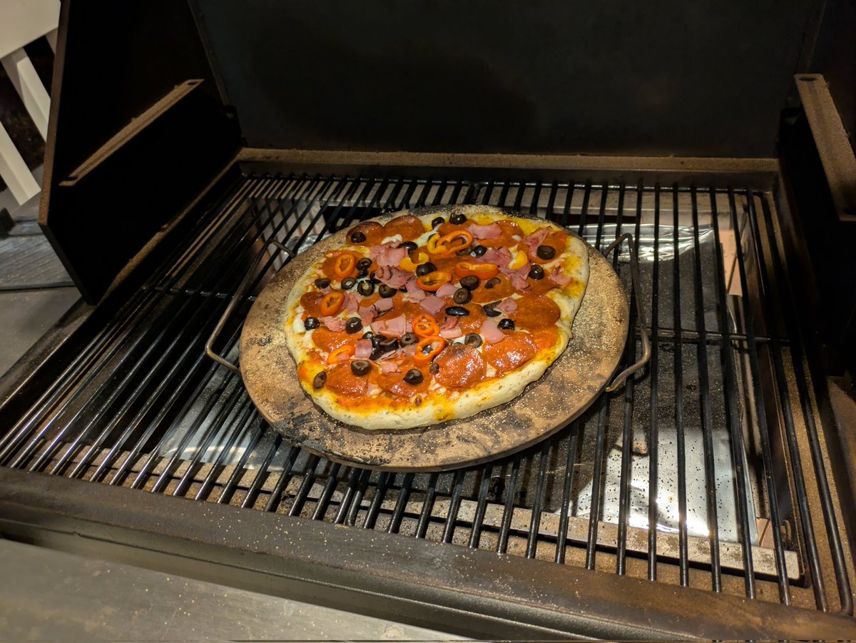 dren_braves's tweet photo. smoked pizz #thepizz https://t.co/xIvkNND0Pb