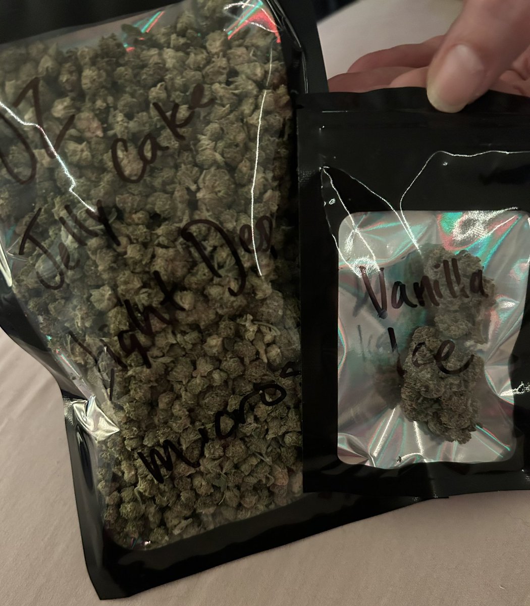 MileenaIchi's tweet photo. Touchdown from @FegDoorStep @zhain_hart 🎉 can’t wait to try the vanilla ice 👀 thanks again! It’s always a pleasure getting anything and everything from you guys #doorstepaction #teampuff #stonerfam https://t.co/16I4Nk9lG0
