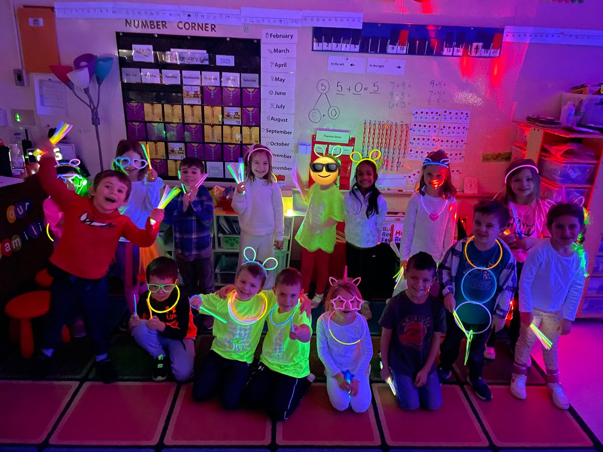 loadsoffunin121's tweet image. I love how much this group loves to bust a move!!!! #JudgementFreeZone  #ClassFamily #MakingMemories 🌟❤️