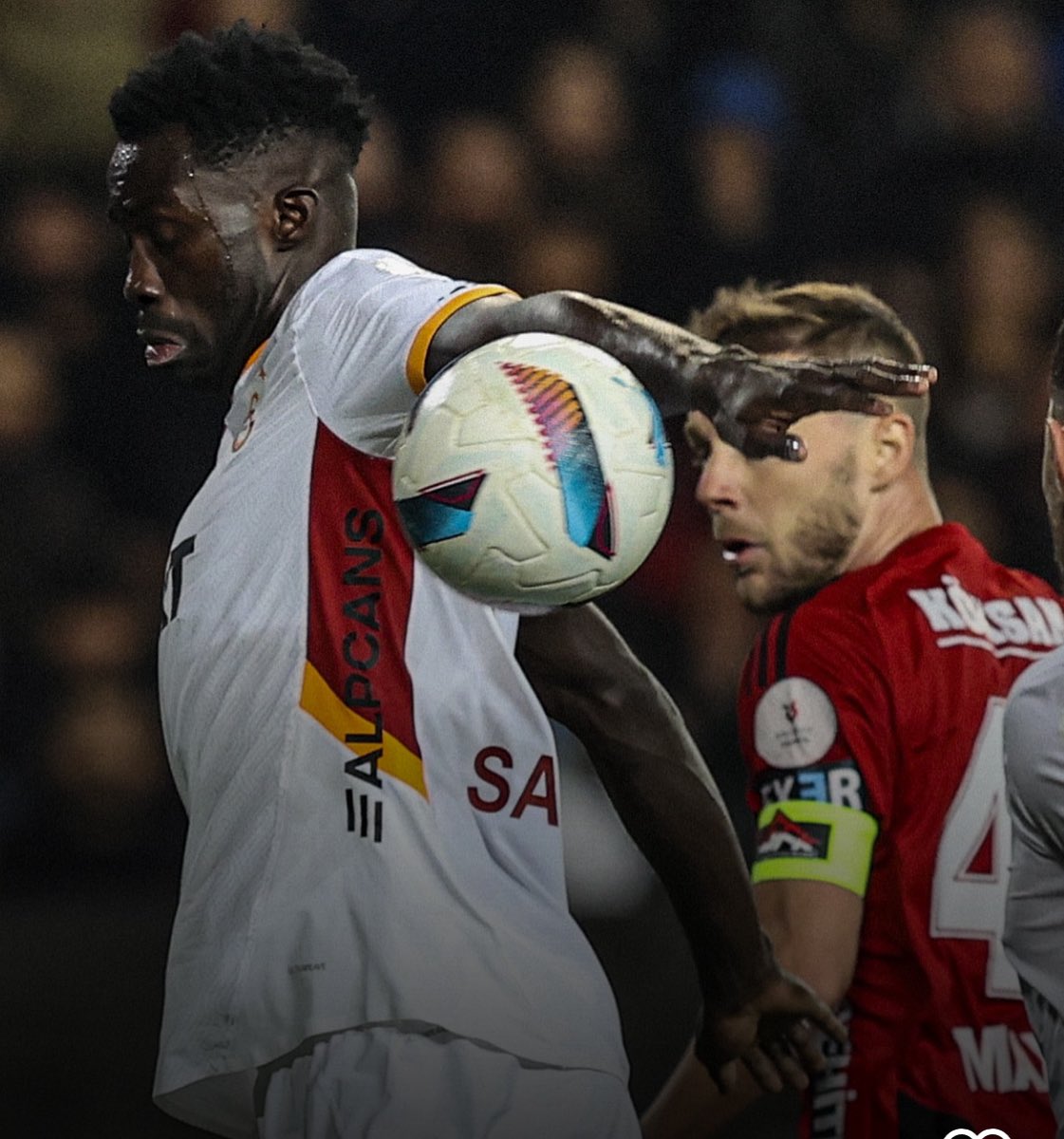 Pırıl pırıl  <a href="/Fenerbahce/">Fenerbahçe SK</a>  Rize maçına gölge düşürmenin sonuçları üstüne tabiki koskoca camianın kulüp yönetiminden açıklama gelmesi komedi filmi.

Peki Hiç böyle penaltı olur mu ?
Tabiki olmayacak Hiç olur mu ?

Trajikomik bir yılan hikayesine dönen Güzelim Türk Futbol ligi.