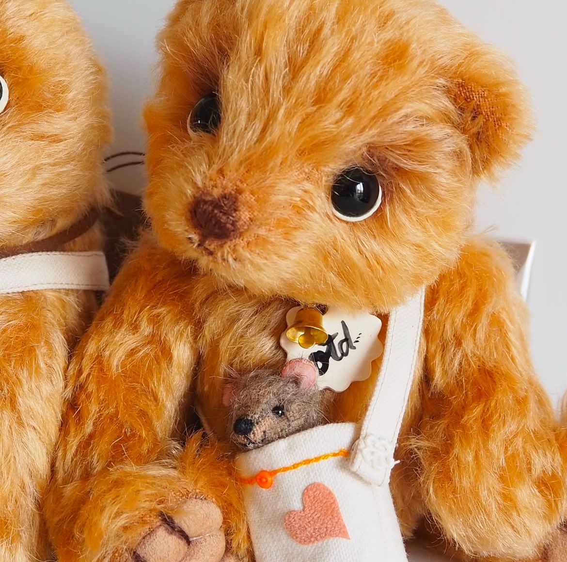 実店舗「Happy Valentine's Day .I want chocolate🍫」イベント作品紹介🔔 ̖́-
@otd_karen_bear 様の作品です
大き目の可愛いベア、とハートバックに隠れてる小さいベア、見つけてみて
日程：2025/2/10-2/17
営業時間：12：00-18：00（事前予約必要、前日午前12時までにDMまでご連絡ください。）