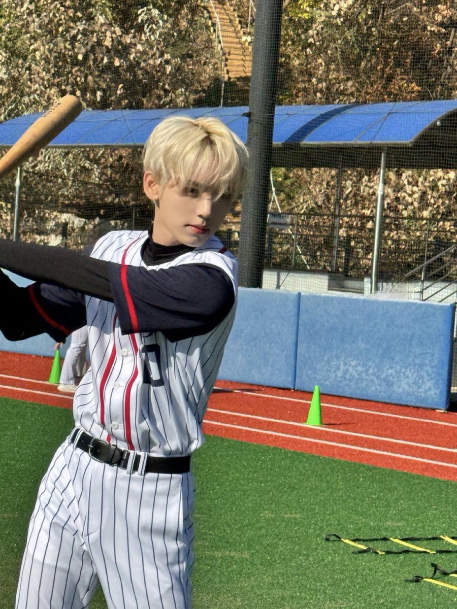 Han Yujin from the baseball club is here. The weather today is just perfect—sunny skies, a light breeze, and not too hot, making it the ideal day to play some baseball. I can’t think of a better way to spend the day than out on the field, Lets enjoying the game 🏟️⚾️
