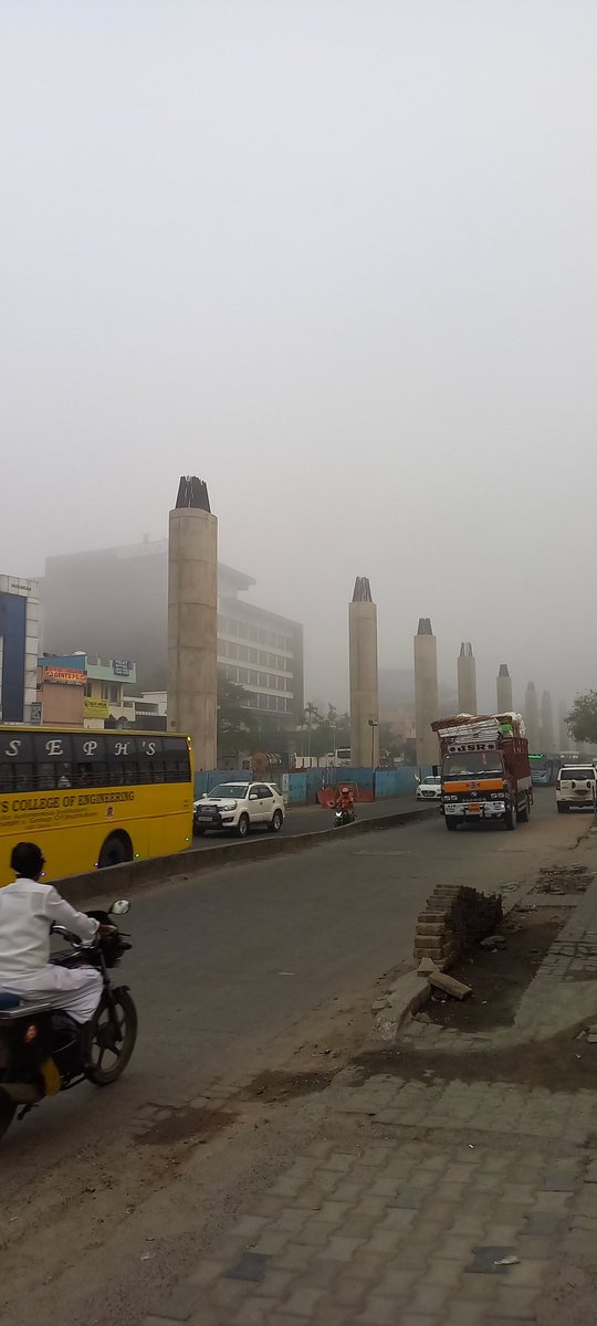prasadhms's tweet photo. @ChennaiRains What's it with the sudden heavy fog in the last 15 minutes? What's the phenomenon? https://t.co/isNnEnkyHM