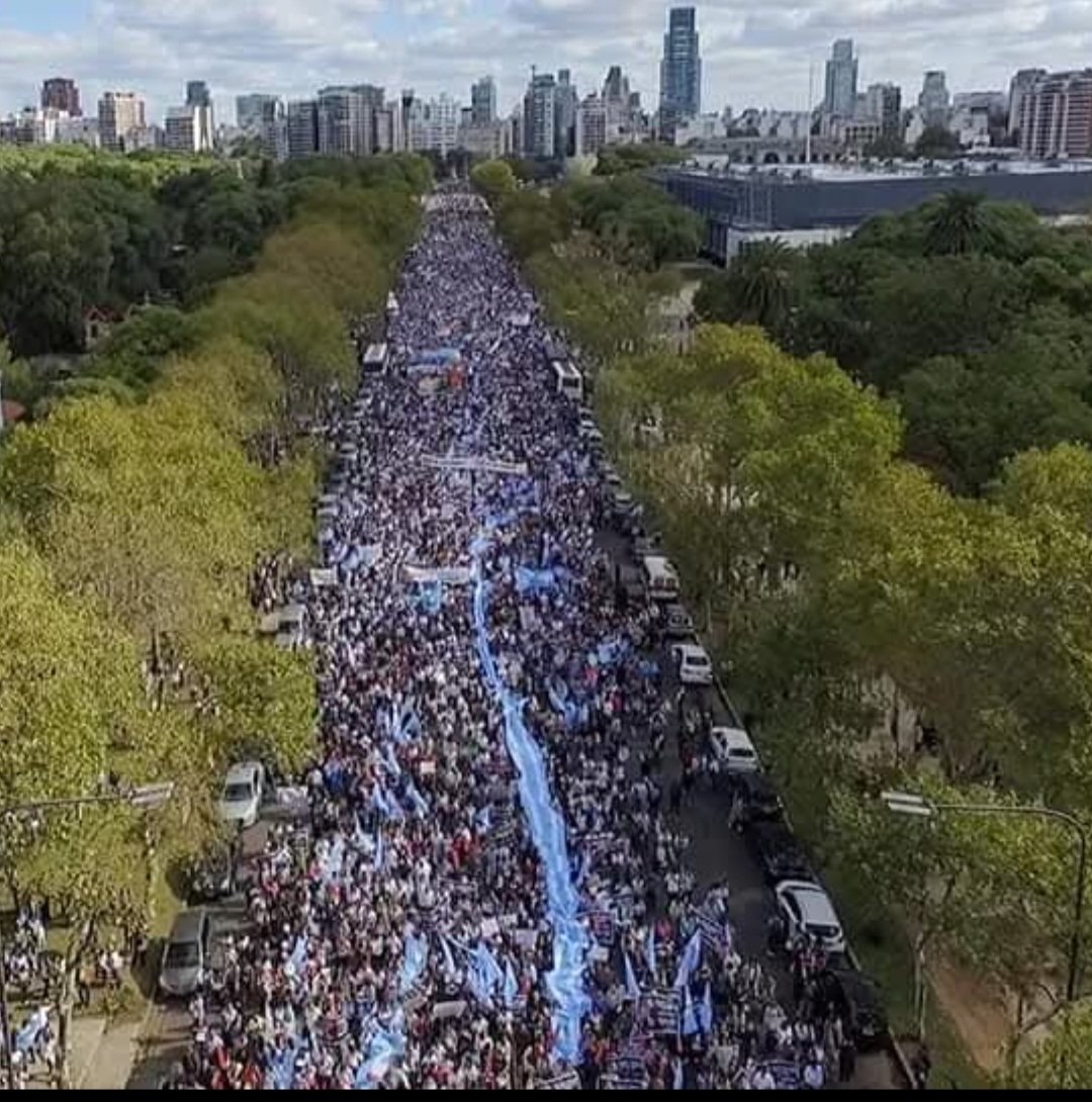 MarchaXLaVidaAr's tweet photo. VOLVAMOS A HACER HISTORIA! En 2018 millones de argentinos marchamos y pudimos frenar la ley. En 2020 encerrados la sancionaron.  En 2025 MAS FIRMES QUE NUNCA marchamos por la vida del NIÑO POR NACER y por su madre, por la familia y por la DEROGACION. #29M #ArgentinaEsProvida https://t.co/Ohcj2XLPsf