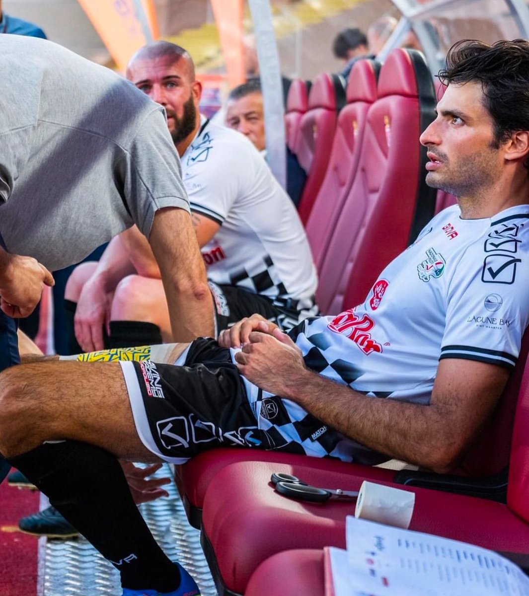 sainzfiles's tweet image. if he looked at me like that, no one is safe