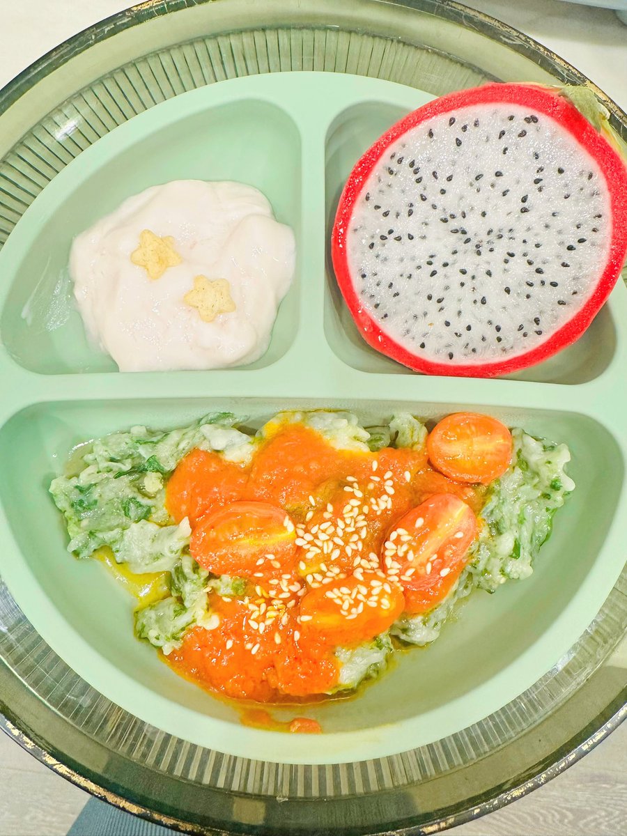Iceyicic's tweet photo. 亲爱的小Liam，你最近呀开始有点挑食了。不爱吃绿叶蔬菜，妈妈想了好多办法，今天给你做了菠菜面片。把菠菜焯水，妈妈和你一切用锅铲铲碎，然后揉等分的面粉，醒发20分钟，就能下锅揪面片了。你好开心，吃了好多呢！妈妈也好开心，你吃的健康就���！ https://t.co/XP0LLimWh4
