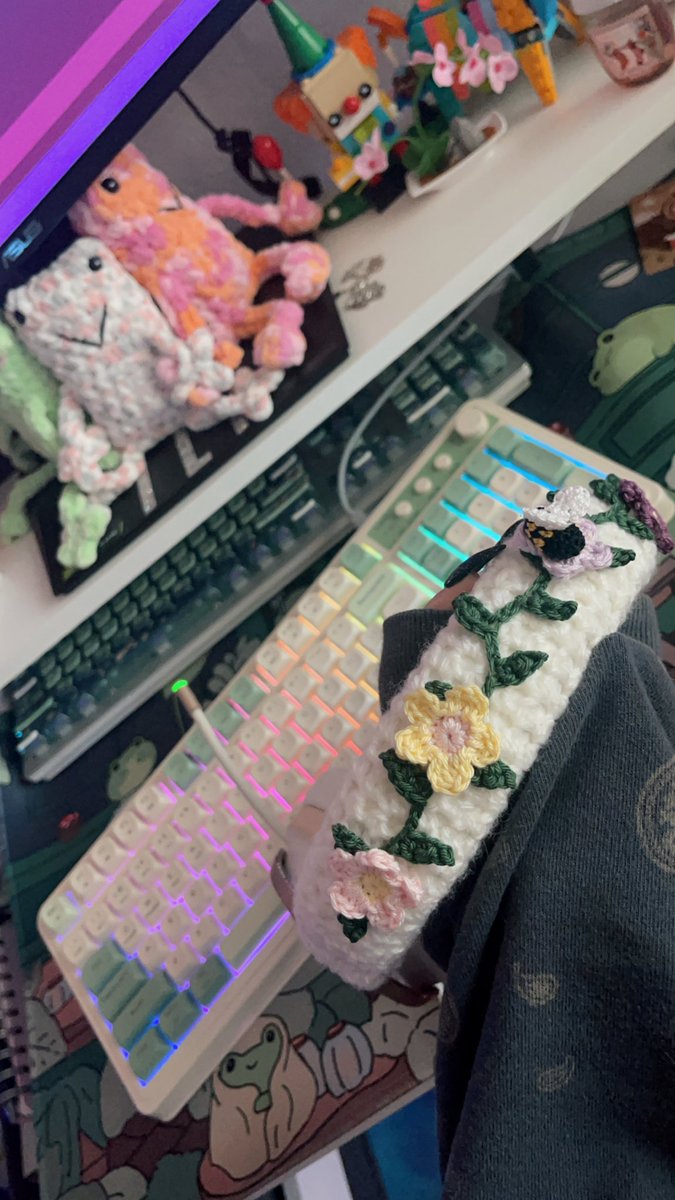 viollettskyy's tweet image. new headphone cover and keyboard 💚