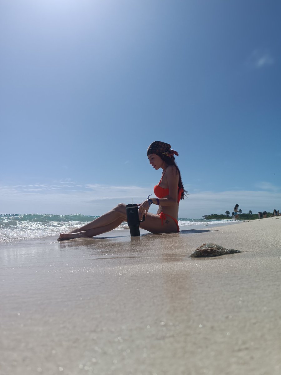zoeclatouche's tweet photo. Les conté que fui a la playa?🧡 https://t.co/ckhpGXzCOr
