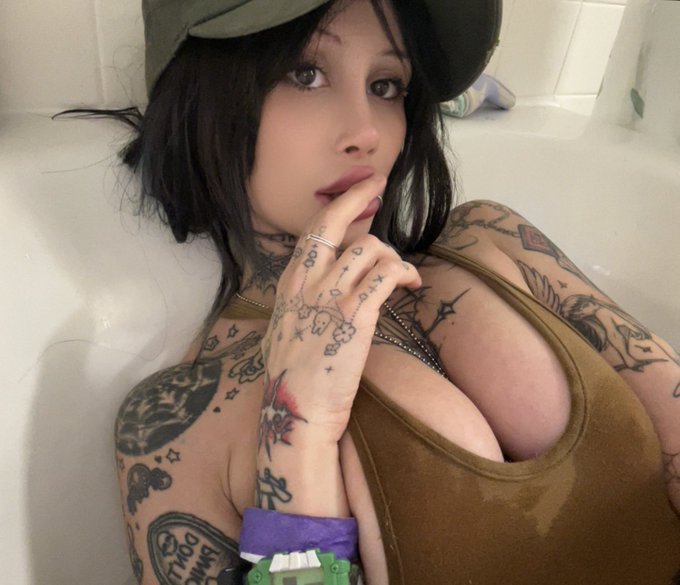 Watch zombrii 🤍's leaked NSFW photo on TwXstars