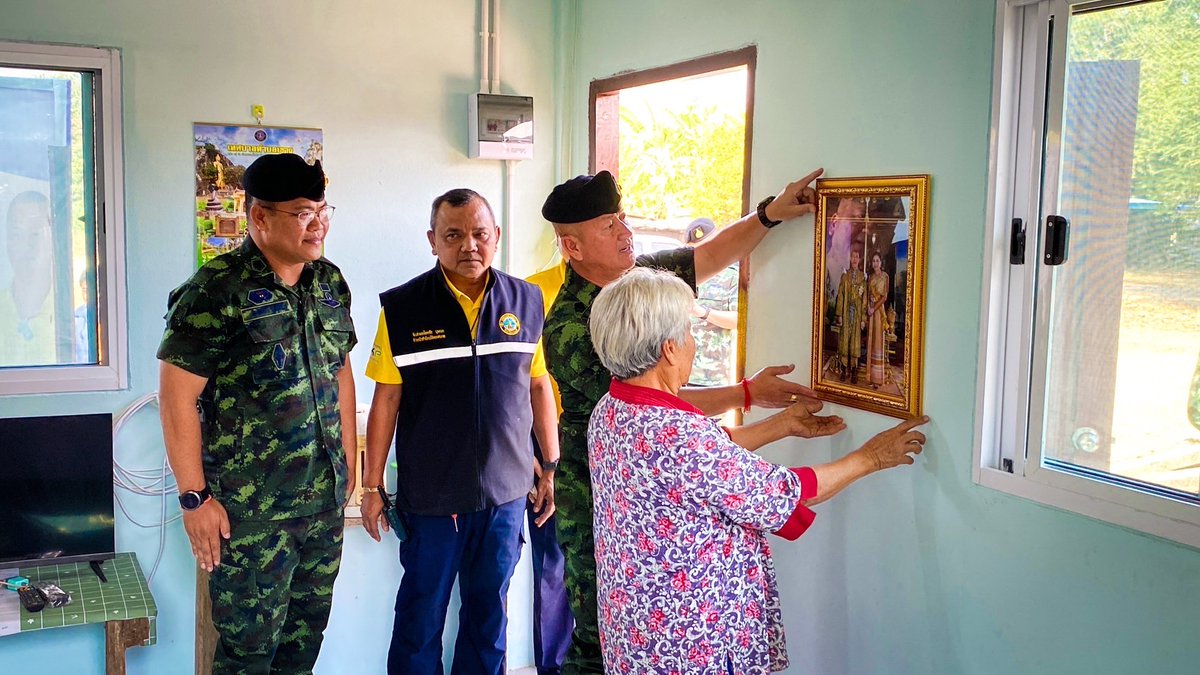ENGR_DEPT_TH's tweet image. 💂‍♂️🏡 สร้างความสุขให้ประชาชน”
การส่งมอบในโครงการสร้างบ้านหลังใหม่ทดแทนบ้านหลังเก่าที่ชำรุด ให้กับนางเทียน เกษณียบุษ อายุ76 ปี บ้านเลขที่ 83/10 หมู่ 3 ต.เกาะพลับพลา อ.เมือง จ.ราชบุรี ดำเนินการโดย ฉก.ภาณุรังษี (ช.พัน.51)
#กรมการทหารช่าง
#WeGoTogether
#51EnBnUPGRADE