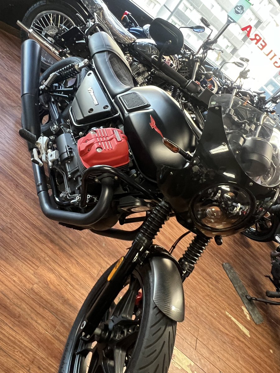 motorcycleSCS's tweet photo. 真っ黒い中に差し色RED
パッと見の派手さよりじわじわくる🇮🇹
#MOTOGUZZI
#V7IIICarbon https://t.co/cNhwwNY007