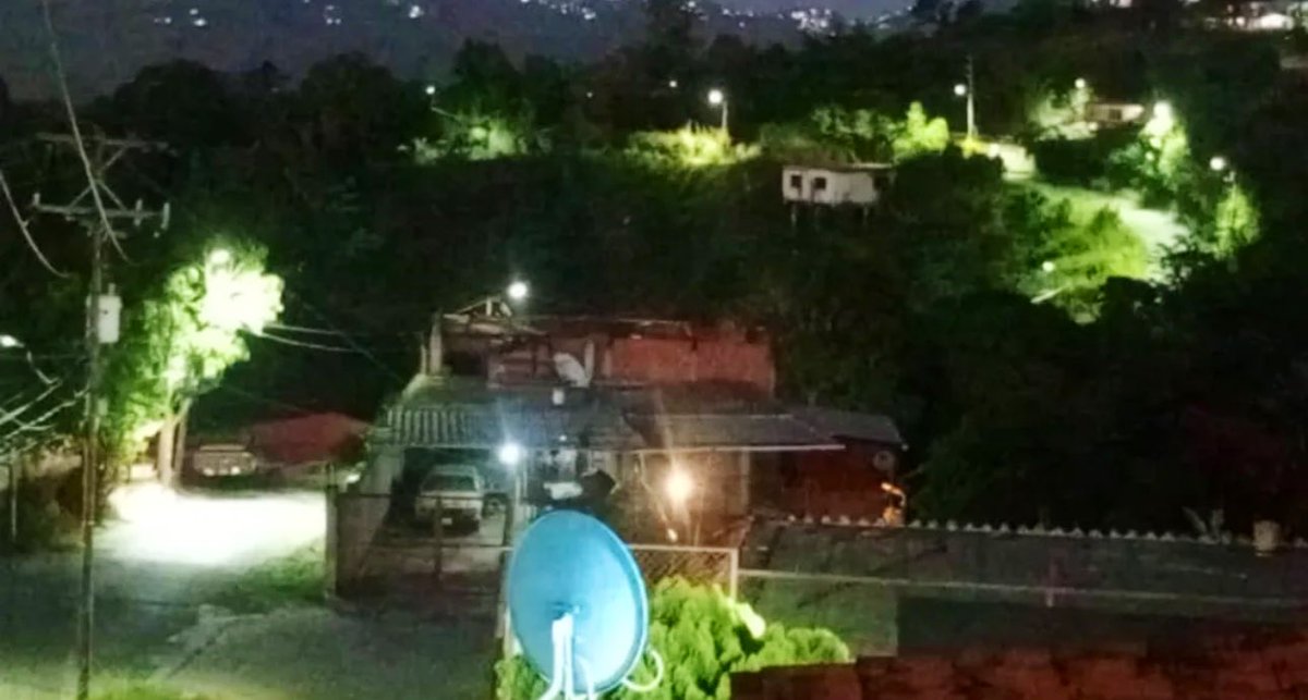 ¡Nuestra #ZonaRural ahora brilla con luz propia! 

Calles que antes estaban en total oscuridad hoy cuentan con un sistema de iluminación LED que mejora la seguridad y la calidad de vida de nuestros vecinos.
Estas comunidades que nunca fueron tomadas en cuenta, hoy son