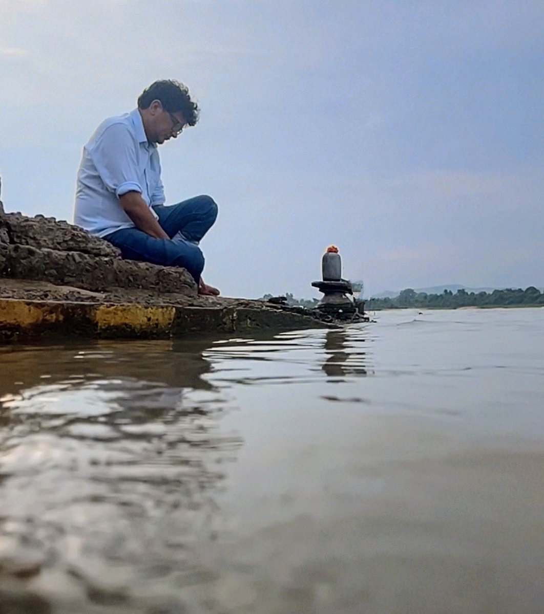 नर्मदा जयंती' की शुभकामनाएं!

माँ नर्मदा 
जिसकी लहरों की सरगम लोकगीतों में सुनायी देती है 
जिसके किनारों पर  खुशियों  के मेले सजते हैं 
जिसे लोग मां की तरह प्रेम करते हैं  
कहते हैं जिसे याद करने भर से ही सारे डर दूर हो जाते हैं 

त्वदीय पाद पंकजम नमामि देवी नर्मदे"