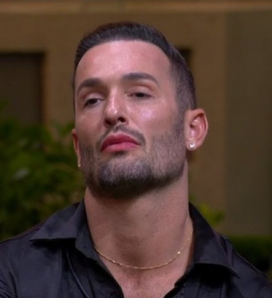BellaLinguaOfic's tweet photo. A cara do Diego kkkkkk
#BBB25 https://t.co/NtL7ZXRDAh