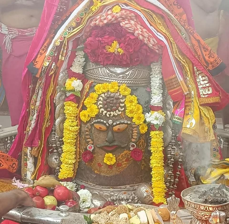 Dhiru0405's tweet photo. 🙏🌹 *जय श्री महाकाल*🌹🙏
*श्री महाकालेश्वर ज्योतिर्लिंग का भस्म आरती शृंगार दर्शन*
*04-02-2025 कण-कण में महादेव*💕 https://t.co/byrWFYKcuf