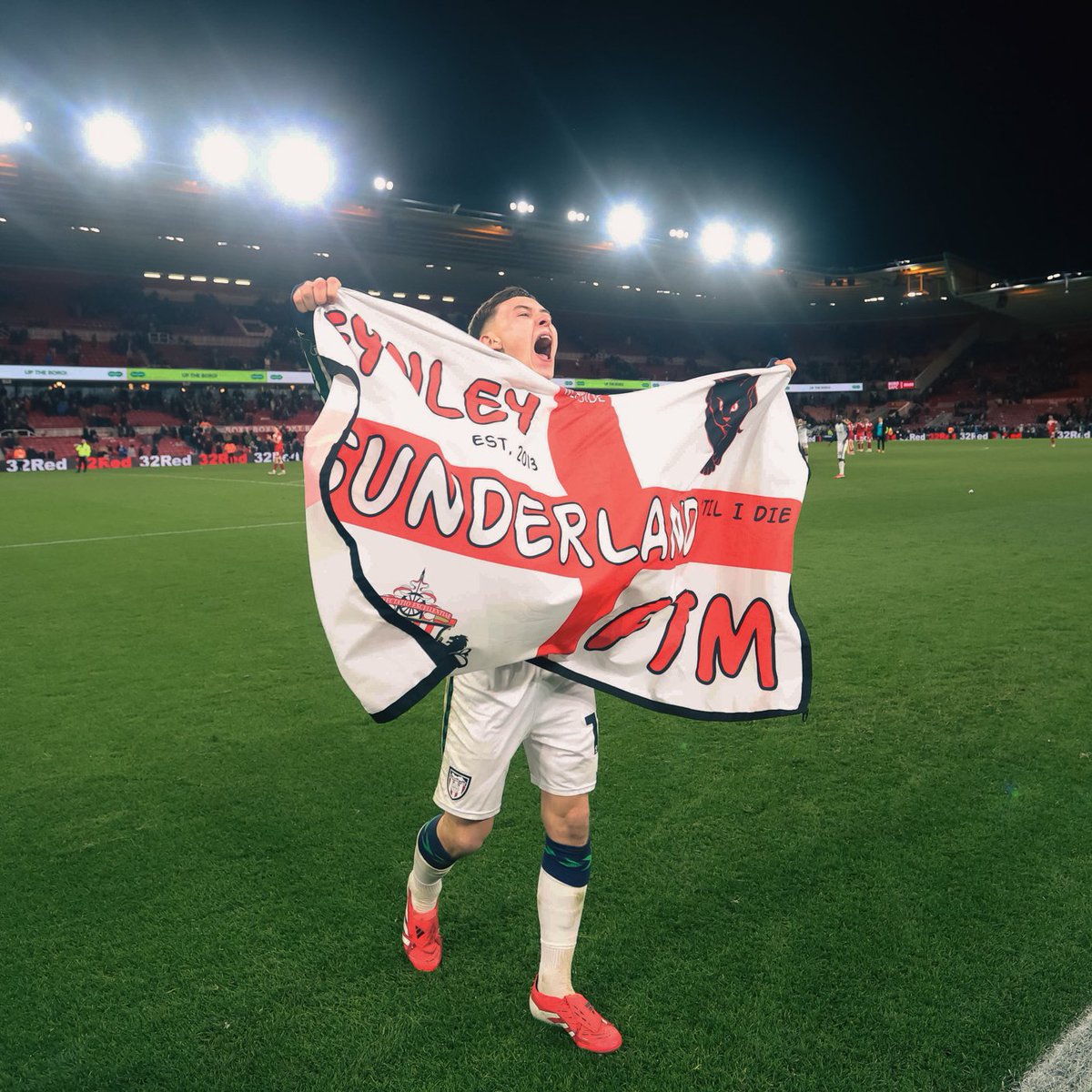 SunderlandAFC's tweet photo. Chris Rigg Olé, Olé, Olé... 😍🎶 https://t.co/8eodCAc4ao