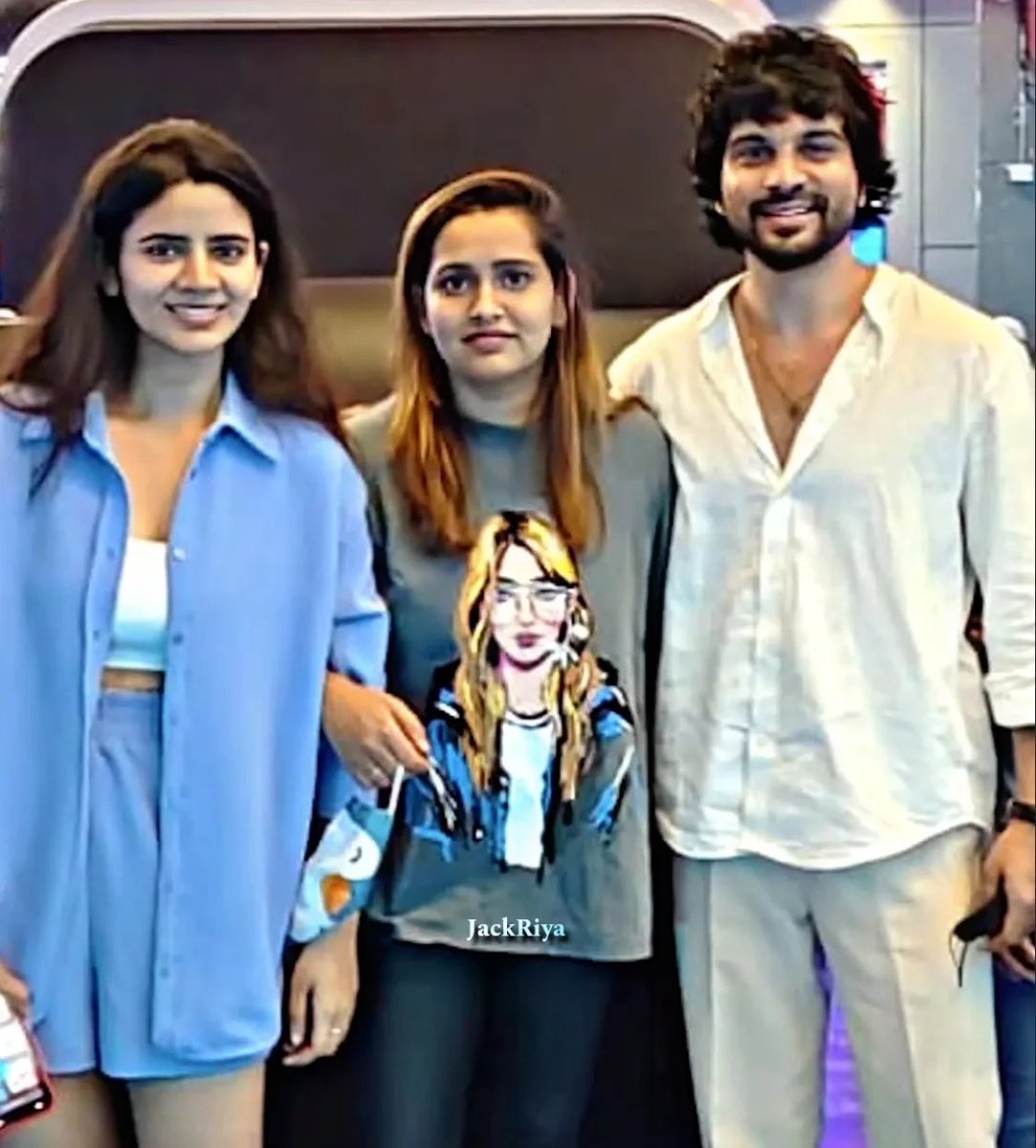 squishymunckin's tweet image. It’s them again 🙊🙉🙈 
They are holding each other strongly 🥹❤️ 
BTW , their innocent look hit different 🤣❤️ 

#goagang #BiggBossTamil8 #Rayan #soundariyananjundan #jacquilinelydia

@Rayan_offl 
@soundariyananju 
@jackline_lydia