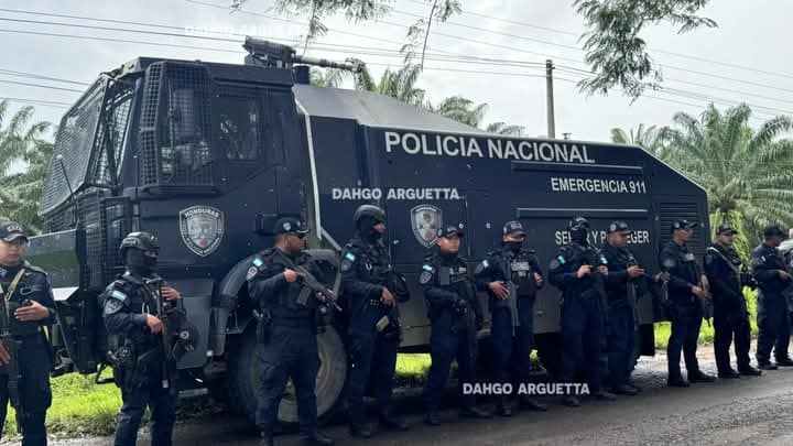 Avispa_Midia's tweet image. 📢 URGENTE | Continúa violencia criminal en el Bajo Aguán #Honduras 

1/ Grupos armados continúan atacando y desplazando a #campesinos en las cooperativas El Chile, Camarones y Tranvío. 

 #Latinoamérica #Tegucigalpa #Centroamérica #DDHH 

 🧵👇