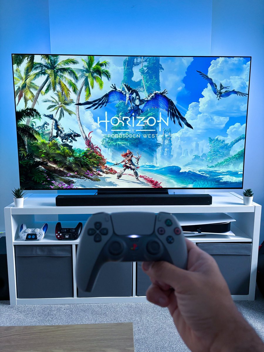BigOhD's tweet photo. Introducing the beautiful @LGUK 65” C3 OLED evo 😮‍💨

#LGOLED #Cleansetup #gaming #LGUK
#Playstation5 https://t.co/MijC5FnyEn