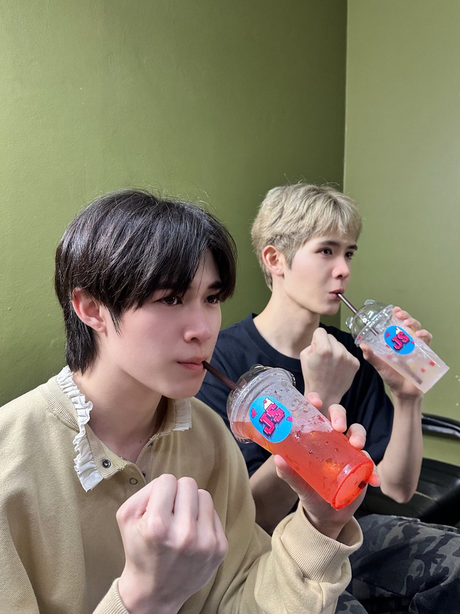 kerdomundi's tweet image. โทมัสรีบมานะ เร้กกะเจ๋มอยู่ด้วยกันป้าเลี้ยงไม่ไหว แต่ทรงมาแบบมุ่งมั่นตั้งใจ เติมพลังด้วยน้ำดื่มเจเอสครับ
#natasitt 
#JamesSu