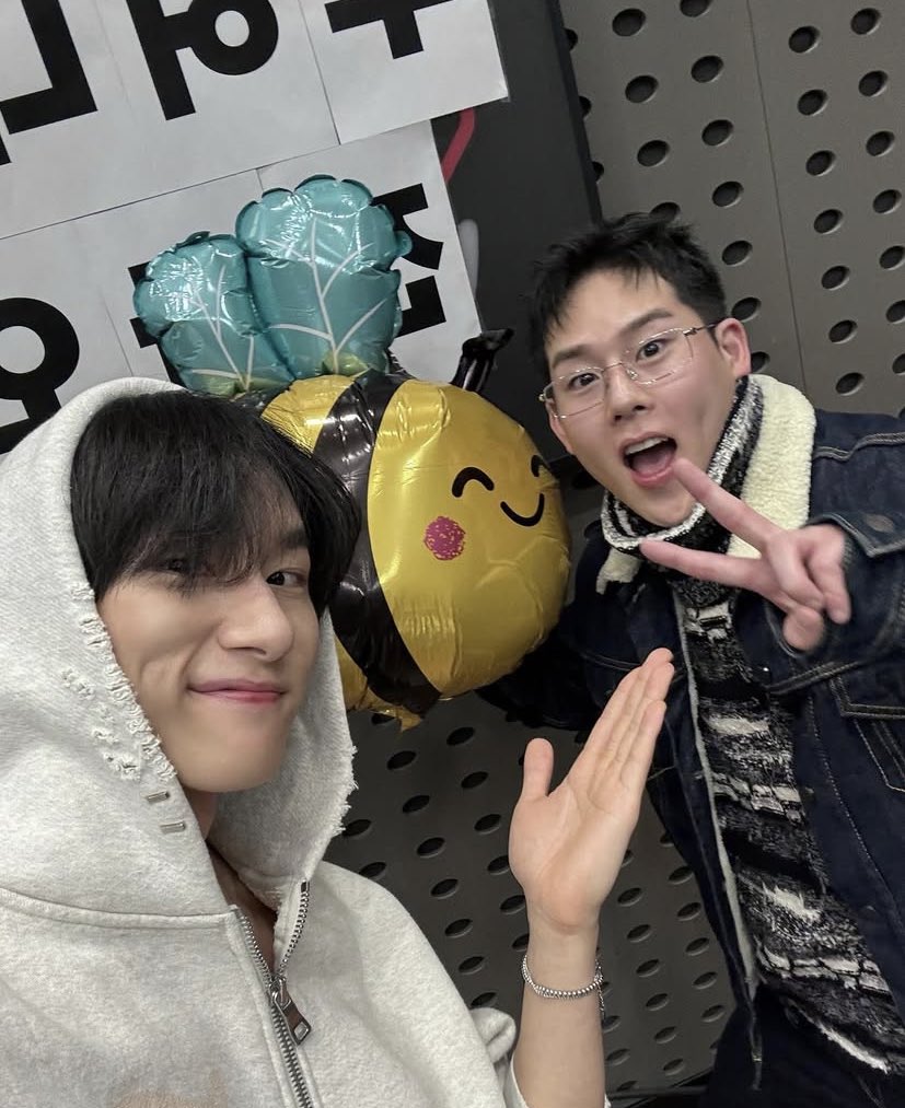 chalse497646's tweet image. 형아 왓다고 표정 더 밝아보이는거 왤캐 조음