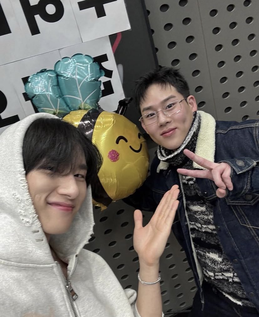 chalse497646's tweet image. 형아 왓다고 표정 더 밝아보이는거 왤캐 조음