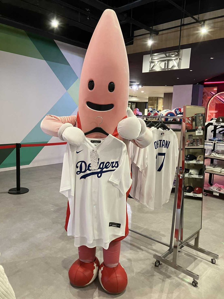 red_base_tokyo's tweet image. 【商品紹介】
Men's Los Angeles Dodgers Shohei Ohtani Nike White Home Replica Player Jersey
size : S / M / L / XL 
¥24,200(税込)

本日はノッポン(弟)が商品を紹介！
大好評のユニフォーム⚾

📍東京タワー フットタウン1階
⏰11:00～19:00
#mlb #大谷翔平 #REDBASE #東京タワー #ノッポン