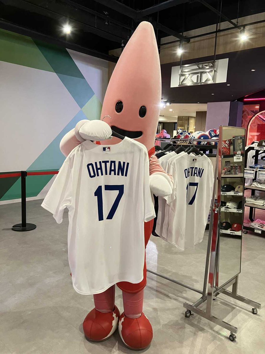 red_base_tokyo's tweet image. 【商品紹介】
Men's Los Angeles Dodgers Shohei Ohtani Nike White Home Replica Player Jersey
size : S / M / L / XL 
¥24,200(税込)

本日はノッポン(弟)が商品を紹介！
大好評のユニフォーム⚾

📍東京タワー フットタウン1階
⏰11:00～19:00
#mlb #大谷翔平 #REDBASE #東京タワー #ノッポン
