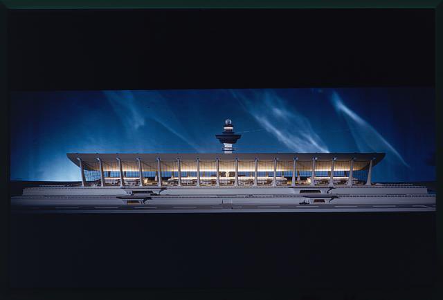 En la capital de Estados Unidos, se encuentra uno de los aeropuertos más especiales del mundo.

Diseñado por uno de los arquitectos y uno de los ingenieros más famosos del mundo.

Os cuento para que también flipéis. ¡Vamos! 🙌🏼👇🏼