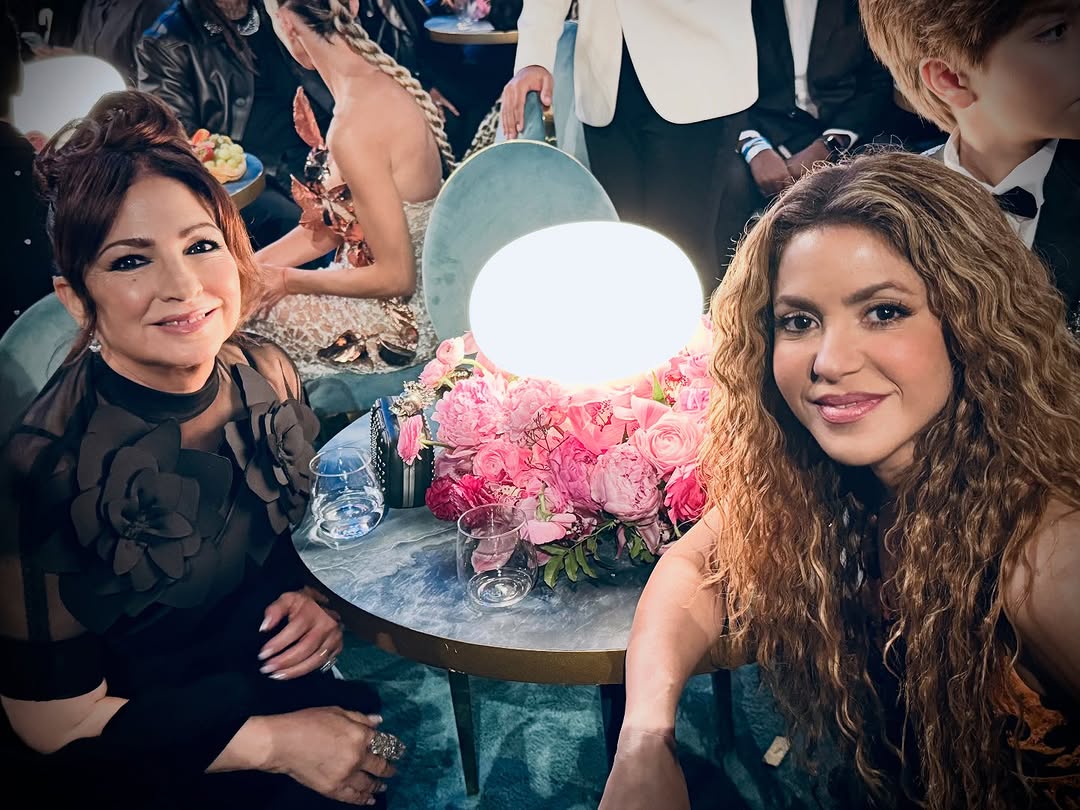 FCShakiColombia's tweet photo. Otra foto que nos deja @shakira está vez junto a @GloriaEstefan en los @RecordingAcad
#Shakira #Grammysb #GloriaEstefan https://t.co/lSdcz9S79p