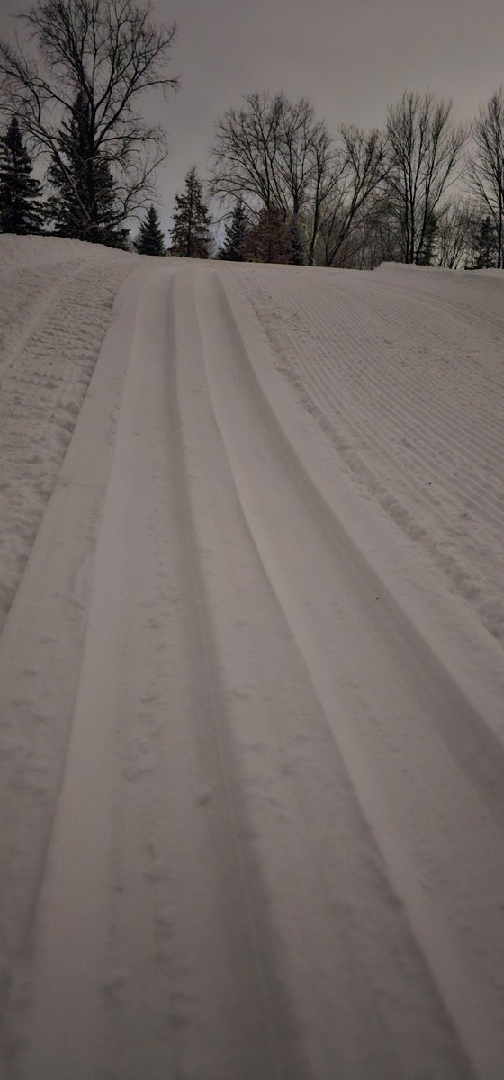 Groomer Steve is out grooming @skiheritageeast tonight, the figure 8 and everything west of Green's Creek should be perfect for your morning ski.  East of Green's to be done tomorrow am.  Looks like a couple @rideauwinter groomers out west of us as well :)