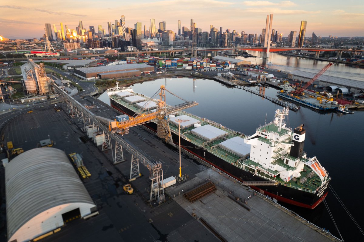 We are proud to welcome the BBG Singapore, the largest vessel to load a combination of lentils and chickpeas at Port of Melbourne.

The pulses began their journey along Australia’s East coast states, where they are cultivated by expert growers, before making their way to Port of