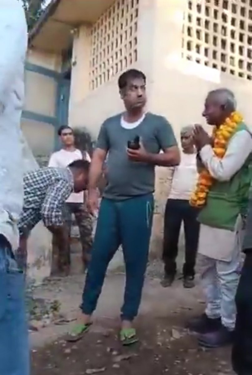dromsudhaa's tweet photo. और आप कहते हैं कि कहां है जातिवाद?
मिश्रा नाम का ये चिरकुट TI मध्यप्रदेश के चुरहट में तैनात है,
RN Patel साहब PHI विभाग से रिटायर्ड हुए थे,
गांव वालों ने विदाई में DJ बजा दिया,
जातिवादी मिश्रा TI ने समारोह में शामिल लोगों क़ो 
बाल पकड़ पकड़कर मारा, अपमानित किया,
माँ बहन की गालियां दीं।

गाल बजाने वाली और खुद को ओबीसी हितैषी बताने वाले सरकार बहादुर कहां है? 

इसलिए मैं कहता हूं कि भाजपा राज दलित -पिछङे और ओबीसी समाज का दुर्दिन का शासन है।