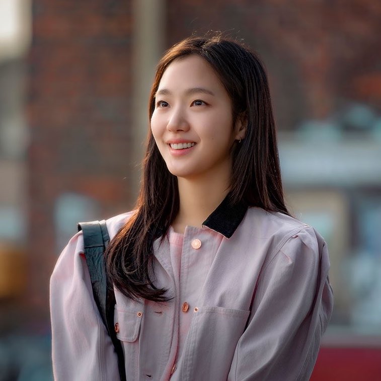 넷플릭스 <은중과 상연>
-

“가장 좋아했고, 가장 미워했던 너와 나의 모든 시간들.” 

김고은 박지현 서로에게 애정과 동경이 난무하고 무한하게 미워하며 질투하는 여성서사 우정물 말아왔음🥹