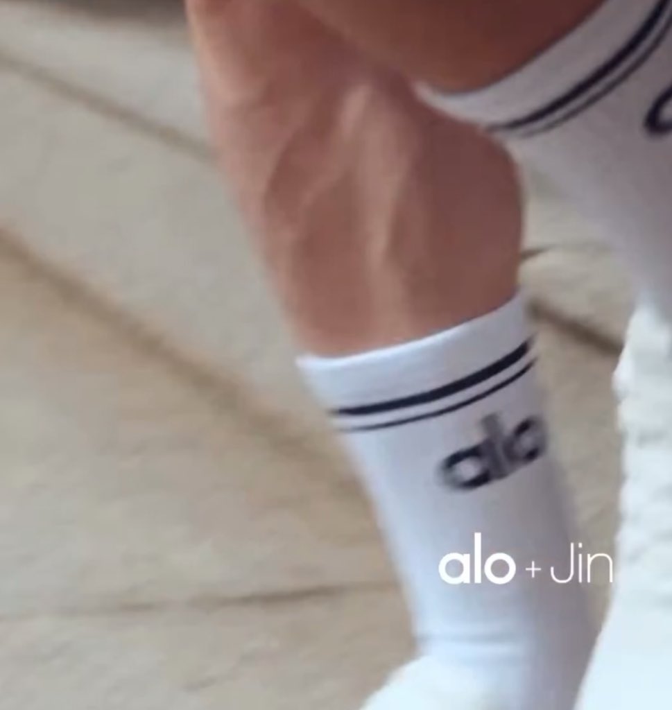 jinniesarchives's tweet photo. The face                                 The legs https://t.co/CA93Syida7