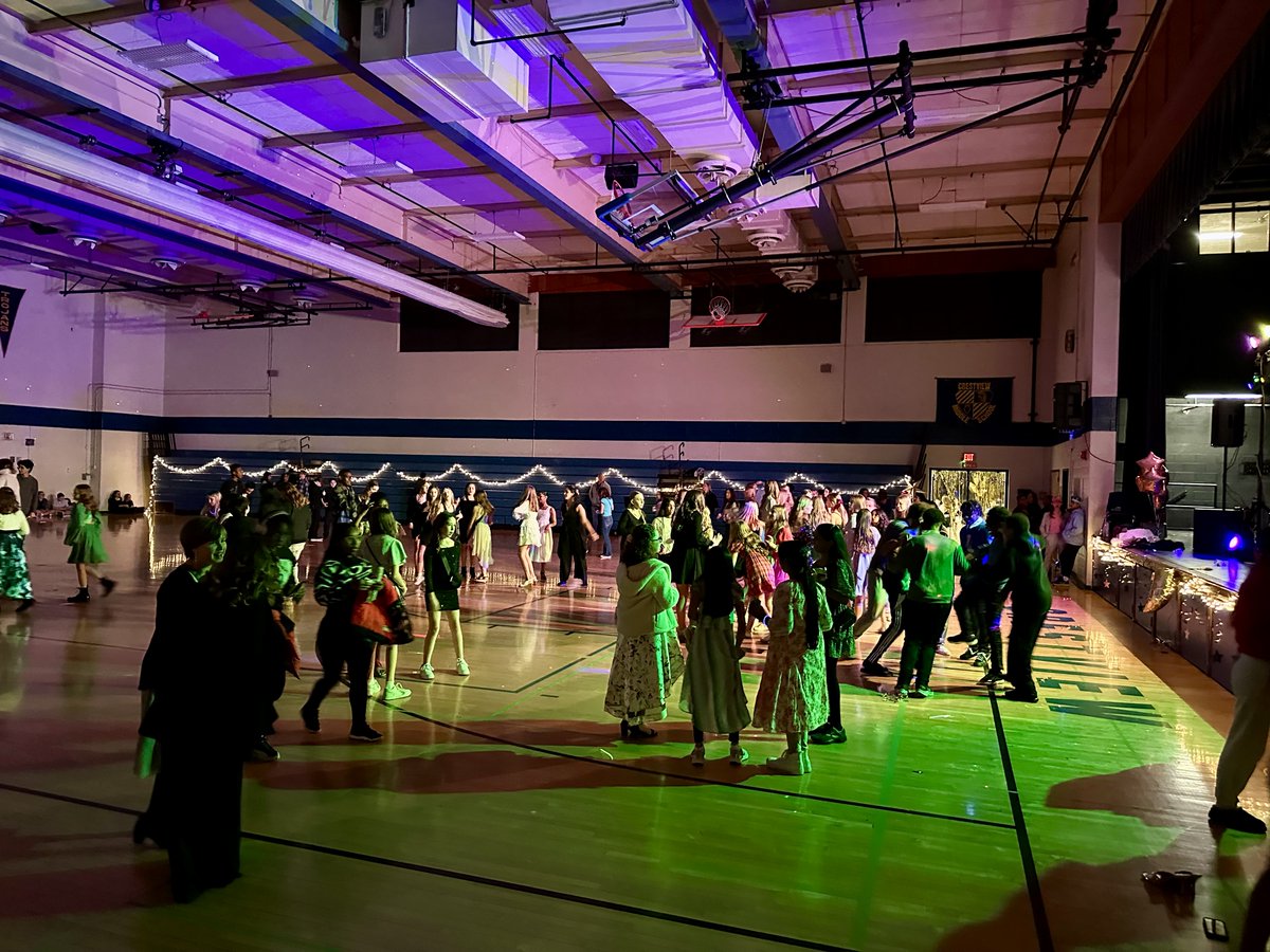 friendsofcms's tweet photo. Thanks to the CMS staff and parent volunteers for helping the CPO pull off another fun winter dance event! https://t.co/8Ya0EG4J7y
