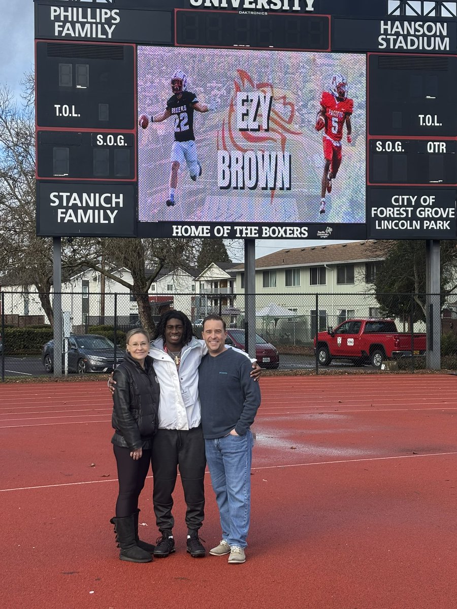 Ezy Brown C/O ‘25 (@ezybrown2) on Twitter photo Thank you <a href="/JustinLeathers/">Coach Leatherman</a> <a href="/CoachFalc/">Ian Falconer</a> and Pacific University for an Official visit. It was great meeting the staff.
<a href="/HIGLEYFOOTBALL/">Higley Football</a> <a href="/COYjuniorB/">Rand Baker</a> <a href="/CoachHolguin16/">Coach Michael Holguin</a> <a href="/theyoungking21/">LaRon Tarkington</a> <a href="/JUSTCHILLY/">Just Chilly</a> Thank you <a href="/JustinLeathers/">Coach Leatherman</a> <a href="/CoachFalc/">Ian Falconer</a> and Pacific University for an Official visit. It was great meeting the staff.
<a href="/HIGLEYFOOTBALL/">Higley Football</a> <a href="/COYjuniorB/">Rand Baker</a> <a href="/CoachHolguin16/">Coach Michael Holguin</a> <a href="/theyoungking21/">LaRon Tarkington</a> <a href="/JUSTCHILLY/">Just Chilly</a>