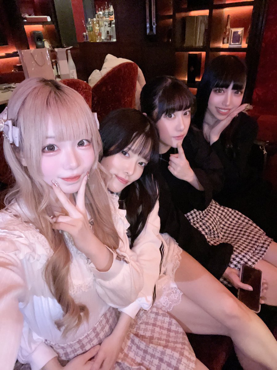 angel_rian29's tweet photo. 予定が合わなくて会えなかっためんばーちゃんも居るけど懐かしくて大好きなメンツ達で楽しい会合してきたよ⊹⁺⸜(ᐡ⸝ɞ̴̶̷ ·̮ ɞ̴̶̷⸝ᐡ)⸝⁺⊹
このスタジオで配信とかしたことあるから懐かしかった❕みんな今でもだいすき❕ https://t.co/5pkHWg7MPg
