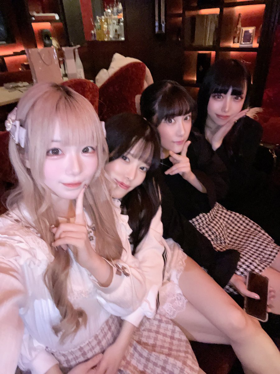 angel_rian29's tweet photo. 予定が合わなくて会えなかっためんばーちゃんも居るけど懐かしくて大好きなメンツ達で楽しい会合してきたよ⊹⁺⸜(ᐡ⸝ɞ̴̶̷ ·̮ ɞ̴̶̷⸝ᐡ)⸝⁺⊹
このスタジオで配信とかしたことあるから懐かしかった❕みんな今でもだいすき❕ https://t.co/5pkHWg7MPg