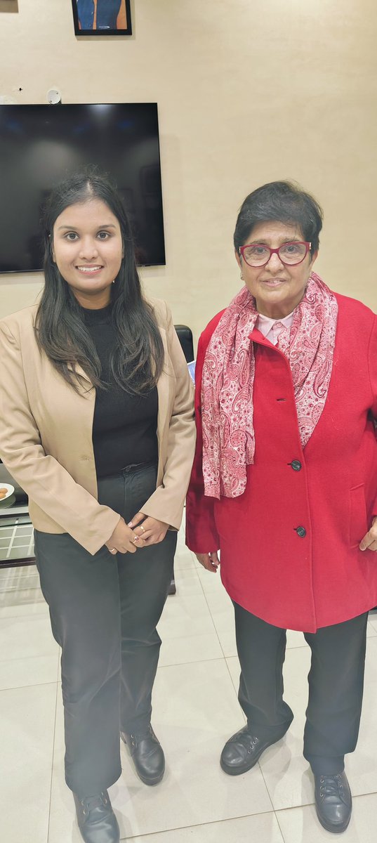 GargMehandi's tweet photo. Motivation in the form of @thekiranbedi. 

#kiranbedi #womenempowerment #Interview #Latest https://t.co/3WbaPXynUN