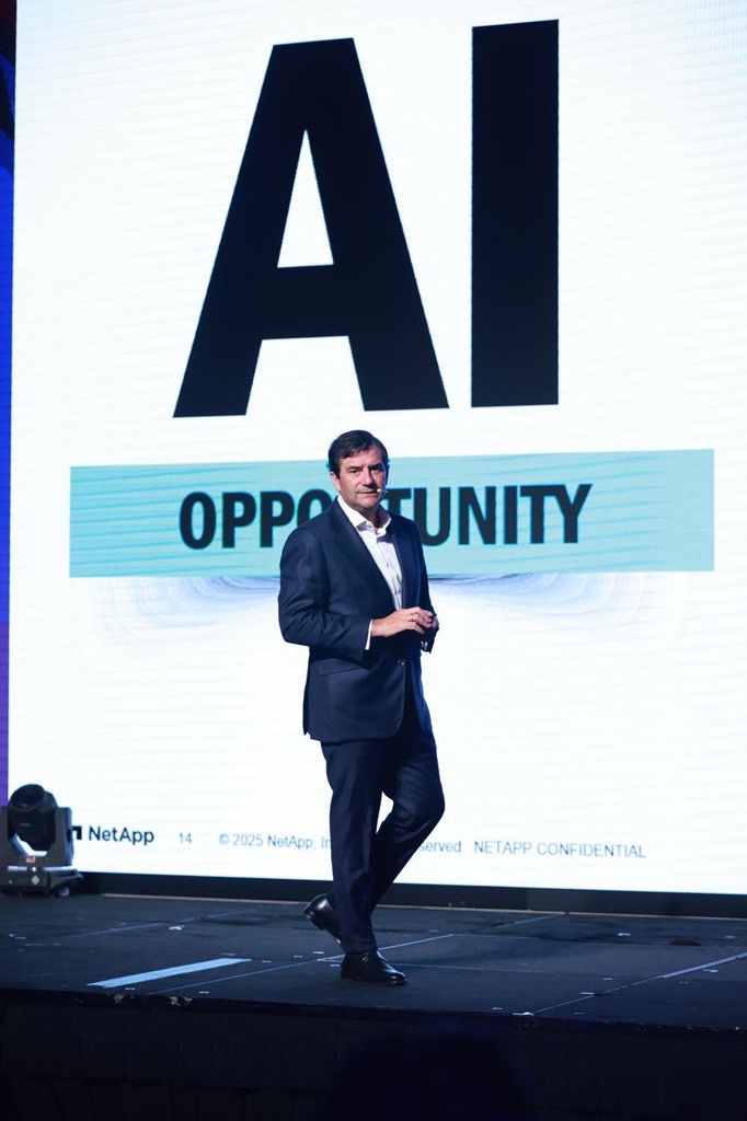 cesarcernuda's tweet image. Good morning from #NetAppINSIGHT Xtra! I’m getting warmed up for my keynote here in #Seoul, South Korea and I can’t wait to see this room filled with incredible leaders, colleagues, and customers. Let’s go! 
 
ms.spr.ly/6014UjrKi @NetApp