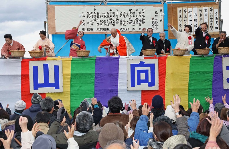 賀来千香子さん、月影瞳さん、竹本孝之さん、柳家一琴さんら「お練り」！
 ☆＜節分＞2025
  　上田市別所温泉の常楽寺が「第１１１回　北向山節分会追儺式」を行う 
🫘⇒tjournal.co.jp/local/ueda/pos… 

#上田市
#長野県
#別所温泉
#節分
#賀来千香子
#月影瞳
#竹本孝之
#柳家一琴
#お練り
#節分会追儺式