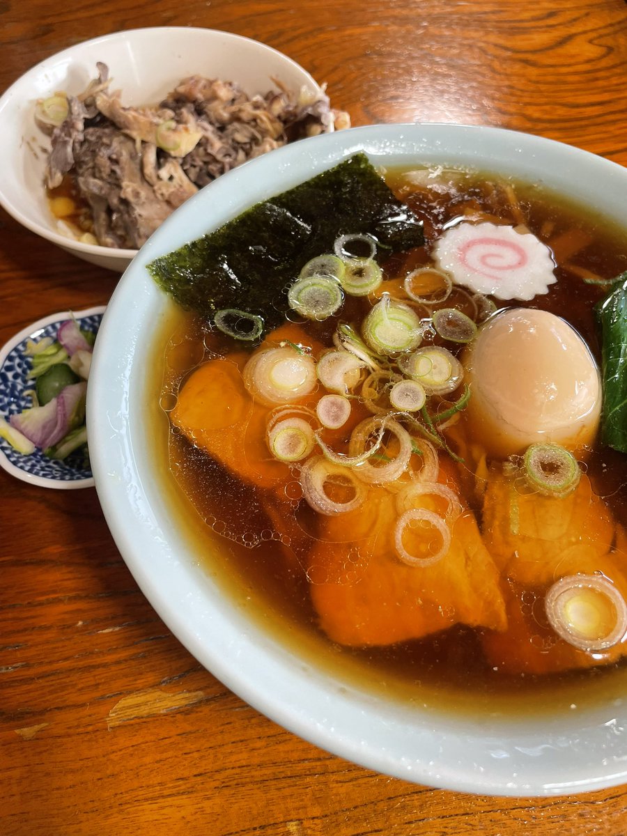 Mirroroftruth6's tweet photo. 手打中華の味玉トッピング
待ってる間に鶏ガラをいただく
初めて食ったが美味い
澄んだスープに驚き、また美味い
この麺は食べたことない
ヤバいヤツ
味玉のデカさにもびっくり
浅漬けも良いね
ごちそうさまでした
#やたべ https://t.co/IZ1sTd0iru
