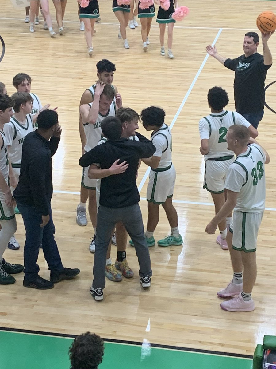 BrentC20's tweet photo. Been a pleasure getting to see every bucket since you were in the 8th grade. Beyond proud to of been a small part in this night @CarterCreasy https://t.co/6jBWaK7iQd