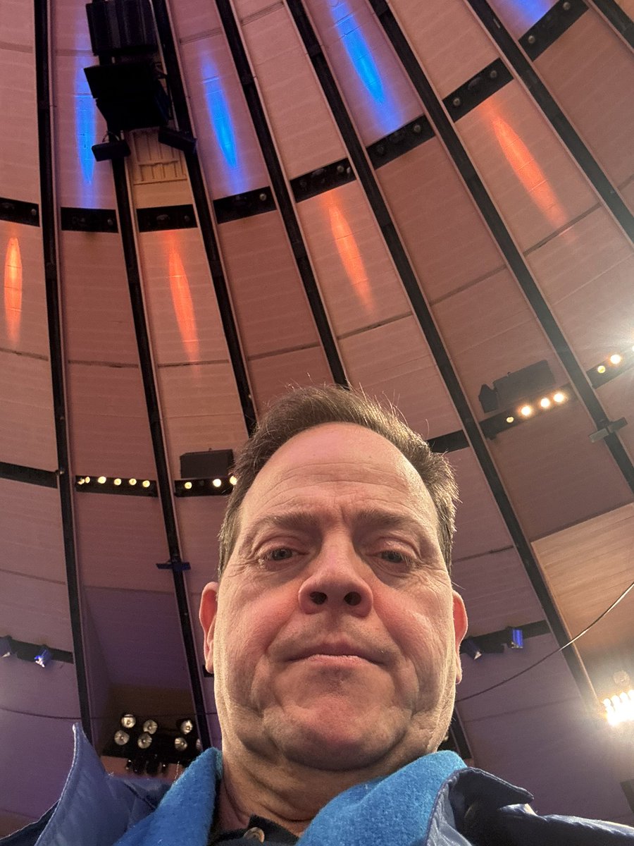 jjburkeesq's tweet photo. Great win by the @nyknicks tonight. Bless to be in @MSG with my man @Courtsidegary10 #Imbadatselfies https://t.co/joeEK7hs0V