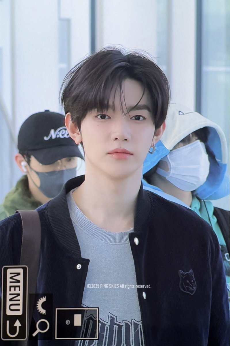 pinkskies_zh's tweet photo. 250204 오늘 좀 대학생같다ㅎㅎㅎㅎㅎㅎ #ZHANGHAO #장하오 #章昊 #ZEROBASEONE #ZB1 #제로베이스원 https://t.co/8pClXZ1PtO