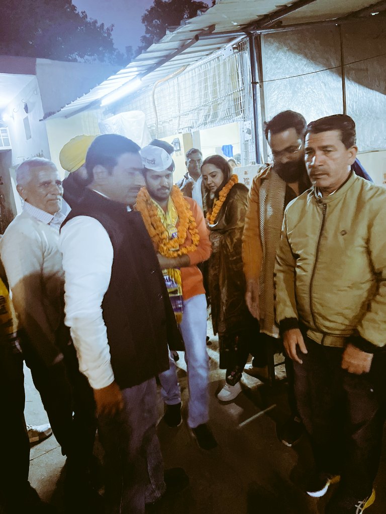 Schahar2005's tweet photo. नई दिल्ली विधानसभा से आम आदमी पार्टी के प्रत्याशी अरविंद केजरीवाल जी के लिए वोट की अपील करते हुए अरविंद केजरीवाल जी के बेटे पुलकित केजरीवाल के साथ प्रचार में पहुंचे दिलबाग सिंह नरवाना। https://t.co/9QcHhzAYL1