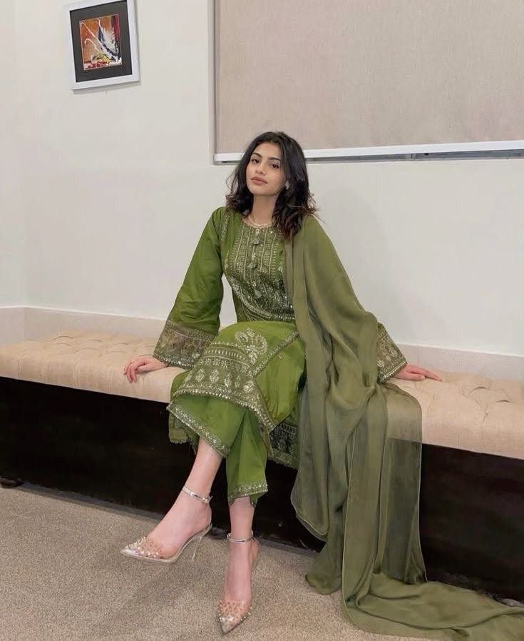 grocerystorecat's tweet photo. idk but pakistani girlies popped off w these big ass sleeves!! https://t.co/WGuGK9VH9z